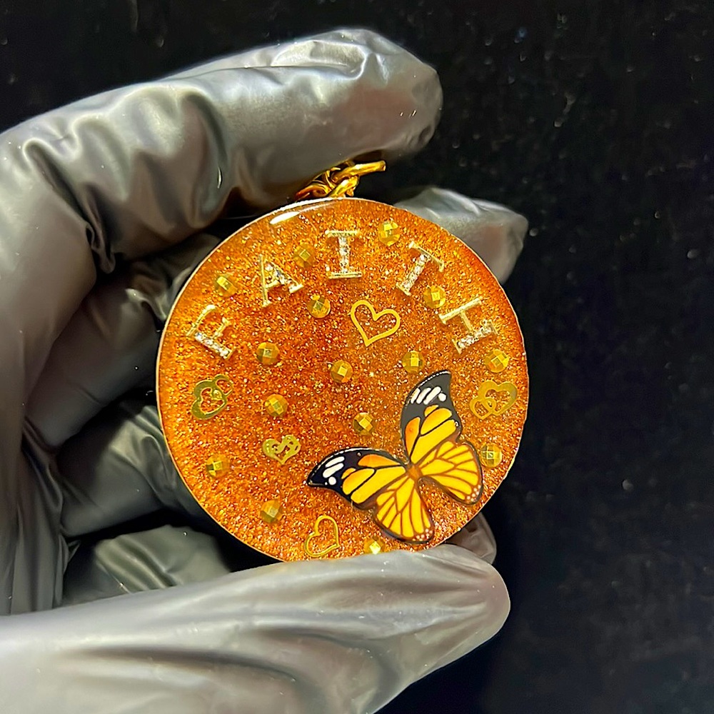 Resin keychain: “Faith”